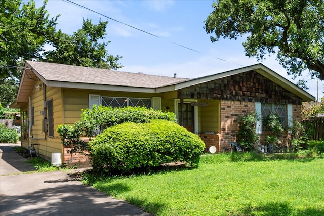 120 Woodland Ave, Corsicana, TX 75110 - view of front of property with brick siding and a front yard