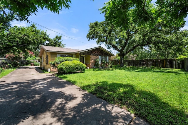 120 Woodland Ave, Corsicana, TX 75110 - view of front facade featuring driveway and brick siding