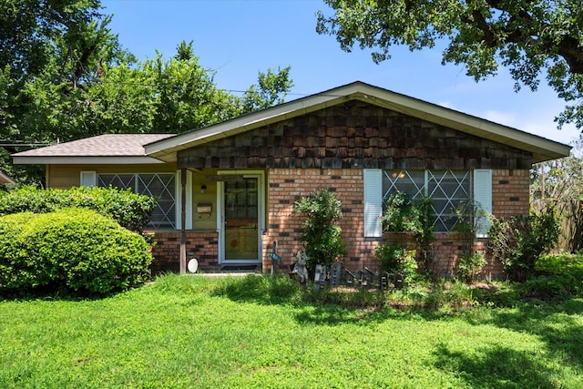 120 Woodland Ave, Corsicana, TX 75110 - ranch-style house with brick siding and a front yard