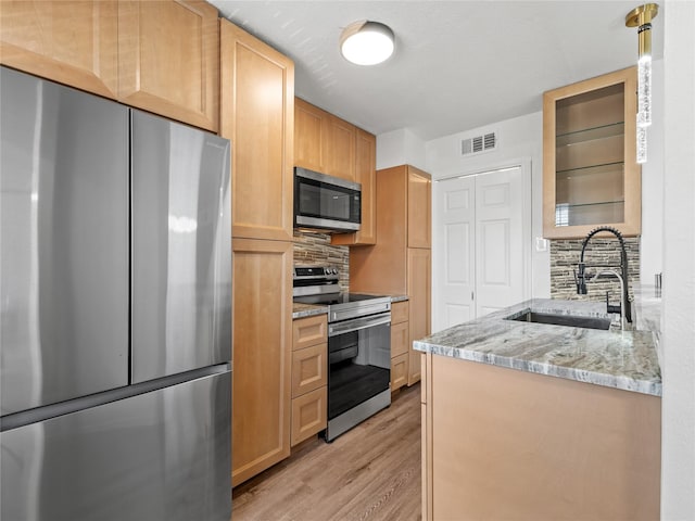 3101 Townbluff Dr Unit 922, Plano, TX 75075 - kitchen featuring stainless steel appliances, backsplash, light wood-type flooring, light stone countertops, and light brown cabinetry
