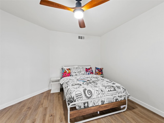 3101 Townbluff Dr Unit 922, Plano, TX 75075 - bedroom with wood finished floors and ceiling fan