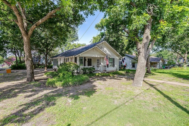 501 W Parks Ave, Waxahachie, TX 75165 - bungalow-style house with covered porch and a front yard
