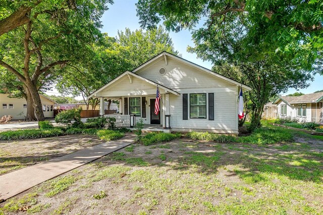 501 W Parks Ave, Waxahachie, TX 75165 - view of front of property with a porch