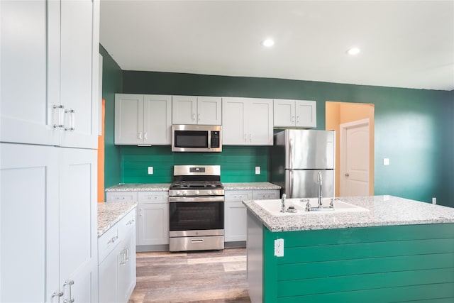 392 Calle Cedro Dr, Sherman, TX 75090 - kitchen featuring stainless steel appliances, light wood-style flooring, white cabinetry, and recessed lighting