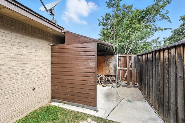 6604 Kingsferry Ct, Arlington, TX 76016 - view of patio / terrace with a gate