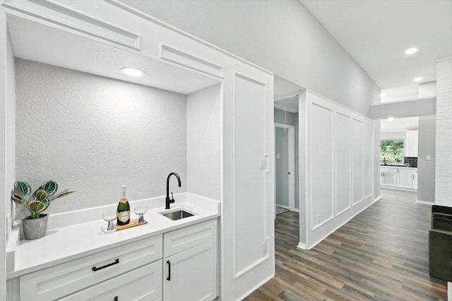 6604 Kingsferry Ct, Arlington, TX 76016 - bar area featuring dark wood-style floors and recessed lighting