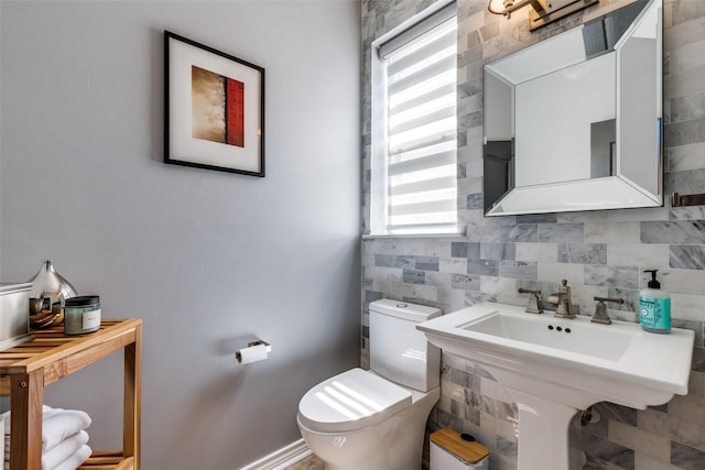 2521 Glen Morris Rd, Carrollton, TX 75007 - bathroom featuring backsplash and tile walls