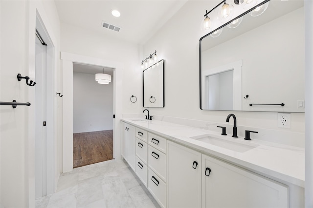 3106 W Jefferson Blvd, Dallas, TX 75211 - full bath featuring double vanity and marble look tiles