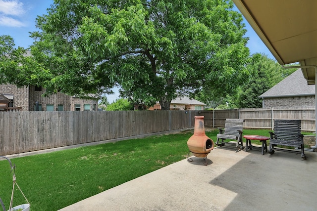 6902 Golf Green Dr, Arlington, TX 76001 - fenced backyard featuring a patio