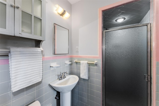 2704 Sunset Ave, Dallas, TX 75211 - full bath featuring a shower stall, wainscoting, and tile walls
