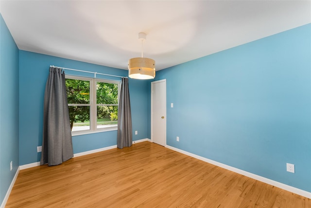 2704 Sunset Ave, Dallas, TX 75211 - empty room featuring light wood-style flooring and baseboards