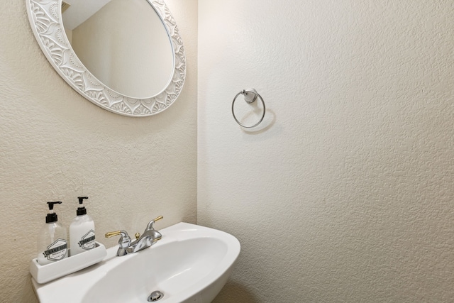 8501 Viridian Ln, Fort Worth, TX 76123 - bathroom featuring a sink
