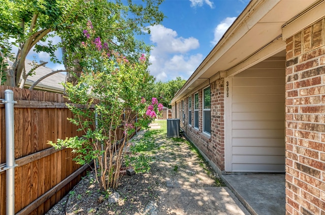 308 Crowe Dr, Euless, TX 76040 - view of yard