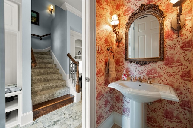 5106 Oak Ln, Arlington, TX 76017 - bathroom featuring wallpapered walls and baseboards