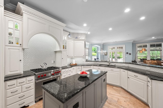 5106 Oak Ln, Arlington, TX 76017 - kitchen with premium stove, crown molding, a chandelier, backsplash, and recessed lighting