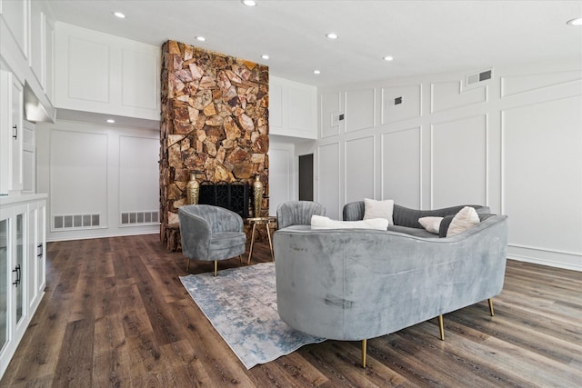 813 Lakeshore Dr, Mesquite, TX 75149 - living area with wood finished floors, a decorative wall, a stone fireplace, and recessed lighting