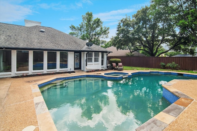 813 Lakeshore Dr, Mesquite, TX 75149 - view of swimming pool featuring a pool with connected hot tub