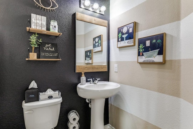 7113 Wavecrest Way, Fort Worth, TX 76179 - bathroom featuring toilet and a textured wall