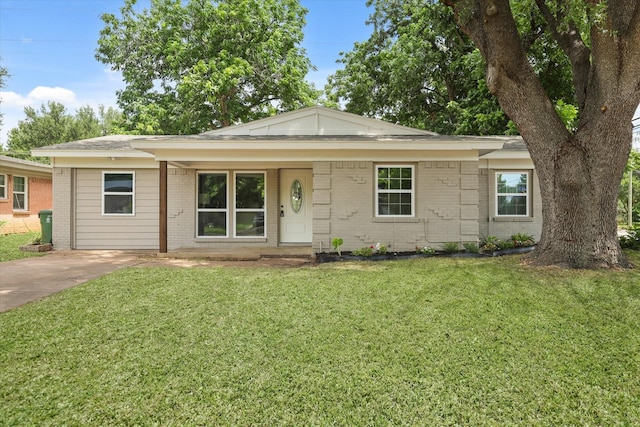 1843 Trent Dr, Arlington, TX 76010 - ranch-style house with brick siding and a front lawn