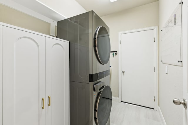 2778 Hidden Knoll Trl, Frisco, TX 75034 - laundry room featuring estacked washer and dryer and baseboards