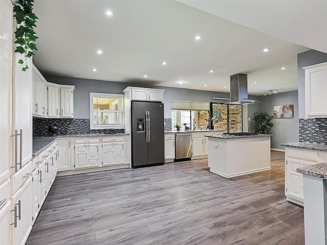 2032 Christie Ln, Carrollton, TX 75007 - kitchen with appliances with stainless steel finishes, island range hood, decorative backsplash, recessed lighting, and light wood-style floors