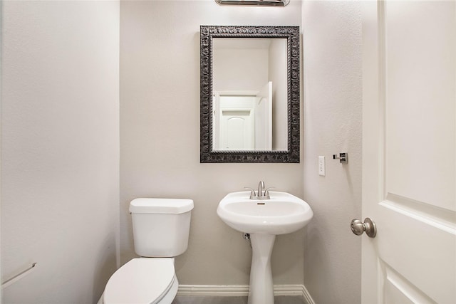 1511 Biltmore Ln, Irving, TX 75063 - half bath featuring toilet