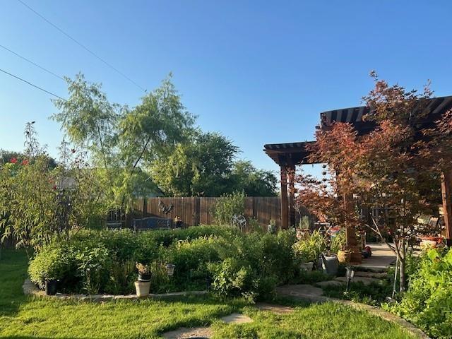 108 Gateway Dr, Alvarado, TX 76009 - view of yard
