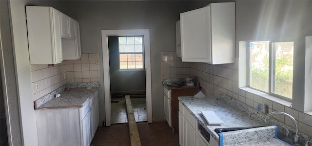 940 W 7th St, Dallas, TX 75208 - kitchen with backsplash and white cabinetry