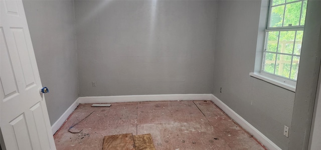 940 W 7th St, Dallas, TX 75208 - spare room featuring baseboards
