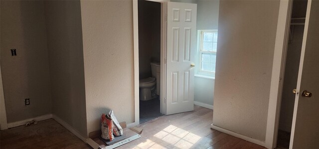 940 W 7th St, Dallas, TX 75208 - hallway featuring wood finished floors and a textured wall