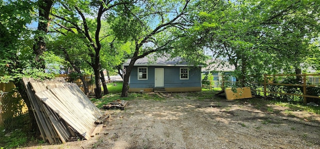 940 W 7th St, Dallas, TX 75208 - rear view of property with an outbuilding and entry steps