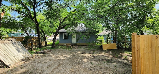 940 W 7th St, Dallas, TX 75208 - view of yard with an outbuilding