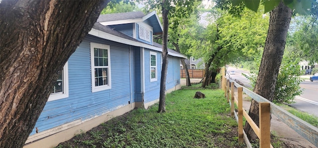940 W 7th St, Dallas, TX 75208 - view of side of property featuring a shingled roof
