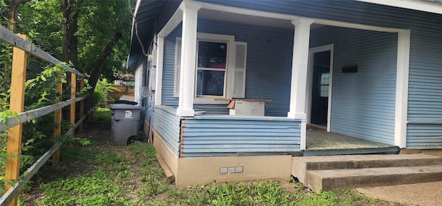 940 W 7th St, Dallas, TX 75208 - view of side of home featuring a porch