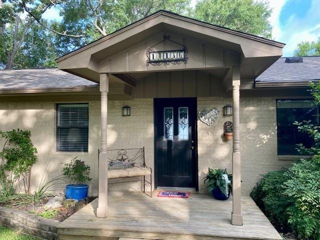 136 Cherokee Ln, Payne Springs, TX 75156 - doorway to property featuring a shingled roof and a porch