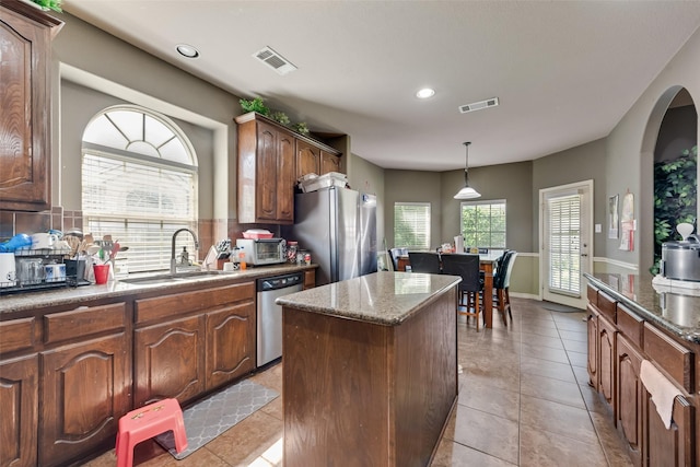 461 Running Water Trl, Fort Worth, TX 76131 - kitchen with appliances with stainless steel finishes, a kitchen island, tasteful backsplash, decorative light fixtures, and recessed lighting