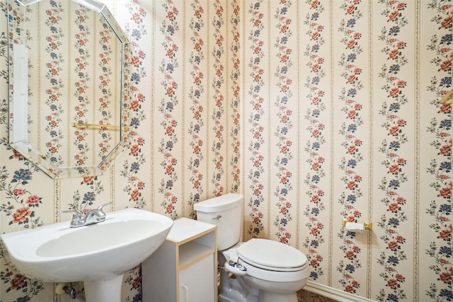 448 Shade Tree Cir, Hurst, TX 76054 - half bath featuring a sink and toilet