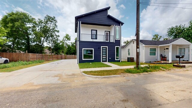 108 Frierson St, Waxahachie, TX 75165 - modern home featuring driveway and a balcony