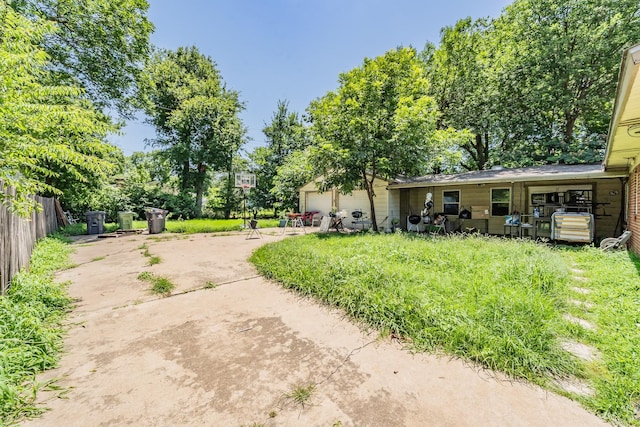 1106 Sunnyvale Dr, Arlington, TX 76010 - view of yard featuring concrete driveway and an attached garage