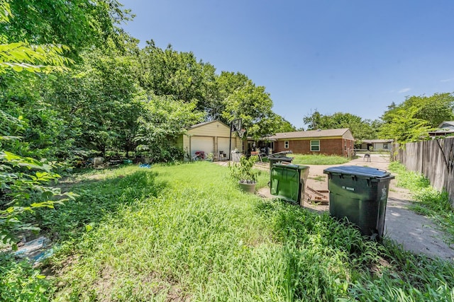 1106 Sunnyvale Dr, Arlington, TX 76010 - view of yard featuring a detached garage