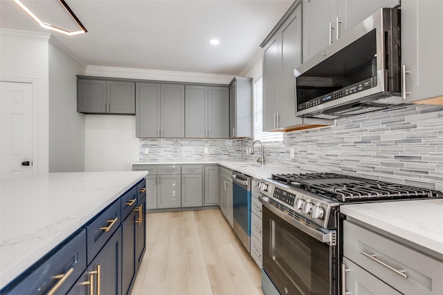 3214 Blair Oak Dr, Rowlett, TX 75089 - kitchen with stainless steel appliances, crown molding, light wood-style floors, light stone countertops, and decorative backsplash