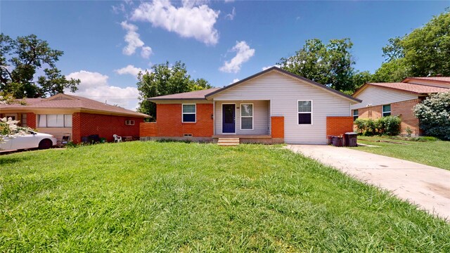 615 Royal Crest Dr, Mesquite, TX 75149 - single story home featuring a front yard, brick siding, and driveway