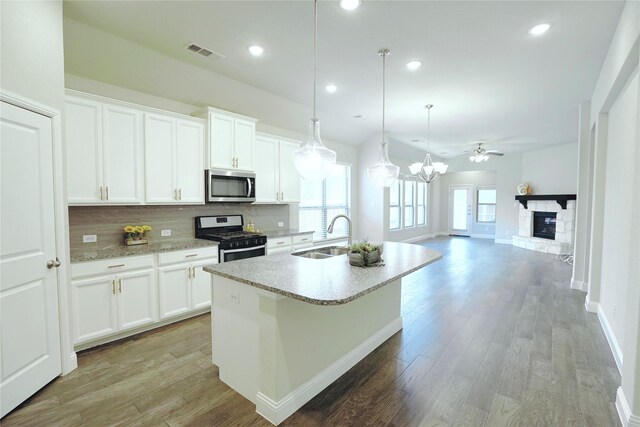 428 Gibbons Creek Trl, Mckinney, TX 75071 - kitchen with stainless steel appliances, a center island with sink, backsplash, light wood-type flooring, and recessed lighting