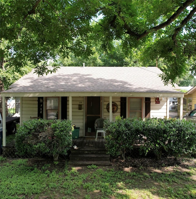 118 Woodland Ave, Corsicana, TX 75110 - bungalow-style home with covered porch and roof with shingles