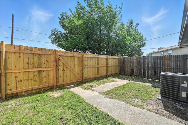 5717 Red Cactus Ct, Arlington, TX 76017 - view of fenced backyard