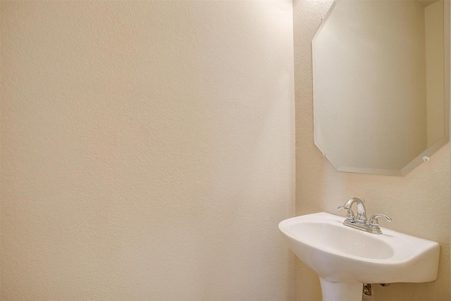 5831 Melanie Ct, Fort Worth, TX 76131 - bathroom featuring a sink