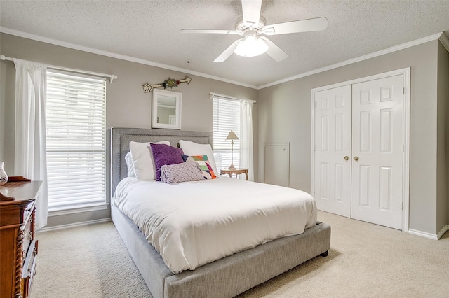 107 Sundance Ct, Hudson Oaks, TX 76087 - bedroom with light carpet, a textured ceiling, crown molding, a closet, and a ceiling fan