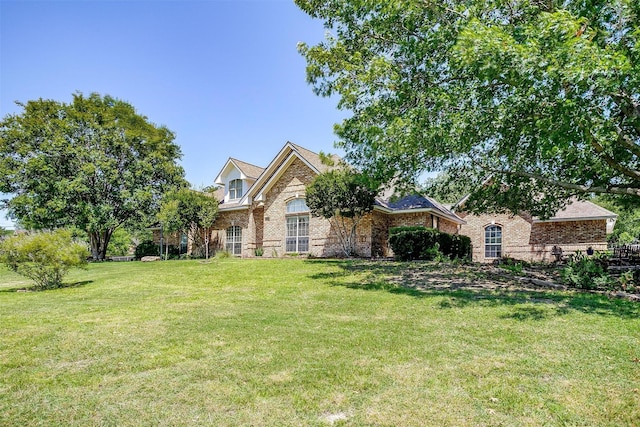 107 Sundance Ct, Hudson Oaks, TX 76087 - traditional-style home featuring a front lawn and brick siding