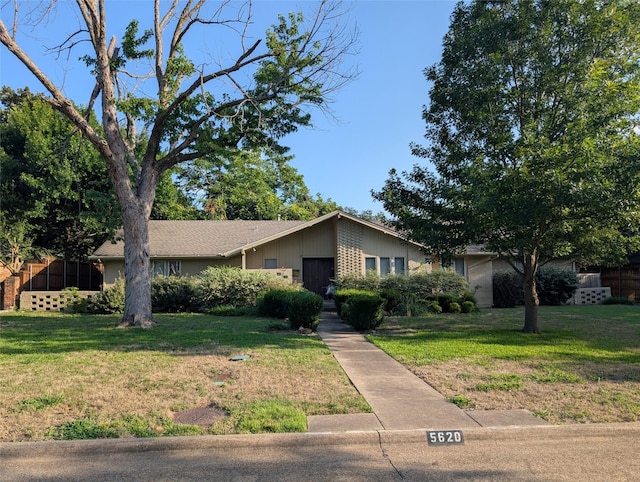 5620 Ridgetown Cir, Dallas, TX 75230 - mid-century home featuring a front yard