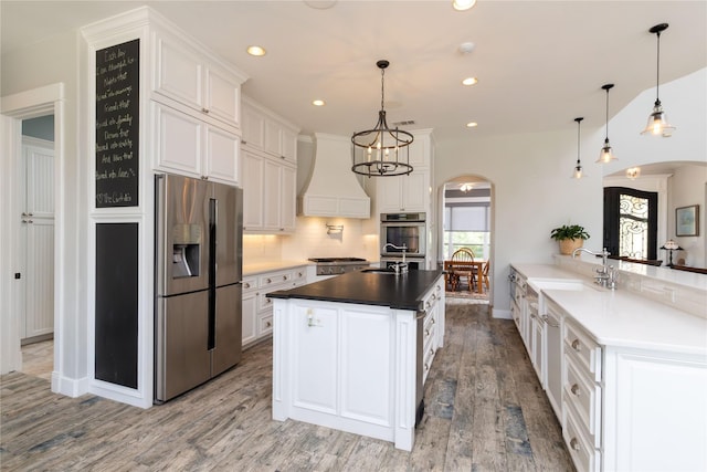 100 Redtail Hawk Dr, Aledo, TX 76008 - kitchen with stainless steel appliances, arched walkways, backsplash, a peninsula, and recessed lighting